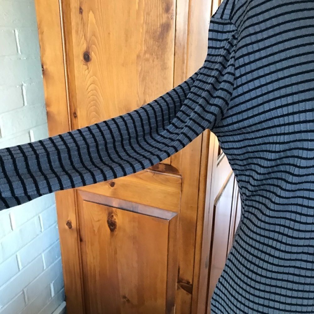 TAHARI sweater gray and black vertical stripes size M - Picture 2 of 4
